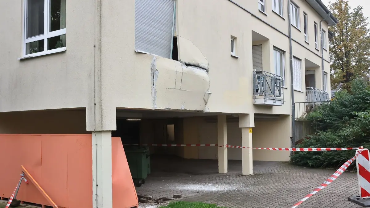 19.10.2026: Zu einem eher ungewöhnlichen Verkehrsunfall alarmierte die ILS Ludwigsburg am Montagmorgen die Freiwillige Feuerwehr Möglingen und einen Fachberater Bau des THW Ludwigsburg. Ein Lkw der 15 Tonnen-Klasse war aus bisher unbekannter Ursache rückwärts in Wand eines Altenheimes gefahren, als er dort mit seiner Ladebordwand eigentlich Lebensmittel abladen wollte. Dabei wurde die Wand des Gebäudes und ein Fensterlement erheblich beschädigt. Da unklar war, wie stark die Außenwand beschädigt ist und was für Folgen ein "Herausfahren" des Lkw hat wurden Feuerwehr und THW angefordert. Der Spezialist des THW gab nach eingehender Erkundung von innen und außen "grünes Licht" den Lkw vorzuziehen, was dann auch gelang. Die Ladung des nicht mehr fahrbereiten Lkw wurde auf ein Ersatzfahrzeug umgeladen. Vom Altenheim wurden dementsprechende Maßnahmen getroffen den Schaden schnellstmöglich zu beheben. Der Sachschaden an Gebäude und Lkw wird auf mehrere Zehntausend Euro geschätzt,glücklicherweise wurden in dem betroffenen Zimmer keine Personen verletzt.
Foto: KS-Images.de/Andreas Rometsch