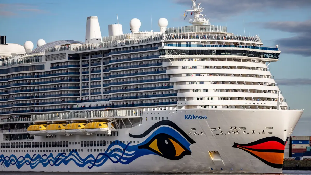 Zahlen und Entwicklungen der Kreuzfahrtbranche: PRODUKTION - 20.04.2024, Hamburg: Das Kreuzfahrtschiff „AIDAnova“ verlässt den Hamburger Hafen. (zu dpa: ««Aidanova» nimmt Besatzung von brennendem Kutter auf») Foto: Axel Heimken/dpa +++ dpa-Bildfunk +++