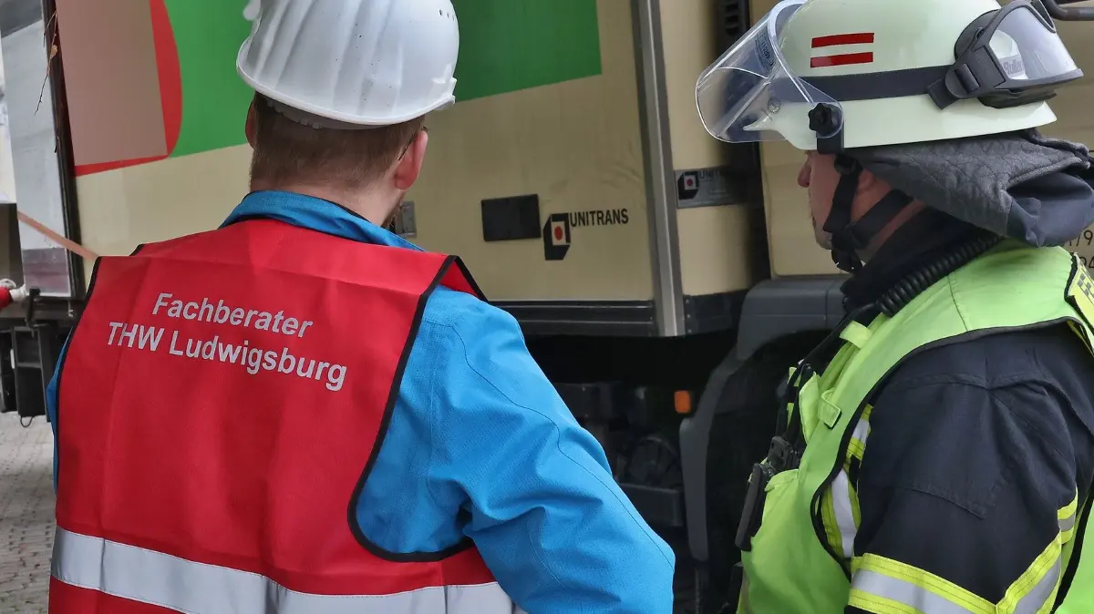 19.10.2026: Zu einem eher ungewöhnlichen Verkehrsunfall alarmierte die ILS Ludwigsburg am Montagmorgen die Freiwillige Feuerwehr Möglingen und einen Fachberater Bau des THW Ludwigsburg. Ein Lkw der 15 Tonnen-Klasse war aus bisher unbekannter Ursache rückwärts in Wand eines Altenheimes gefahren, als er dort mit seiner Ladebordwand eigentlich Lebensmittel abladen wollte. Dabei wurde die Wand des Gebäudes und ein Fensterlement erheblich beschädigt. Da unklar war, wie stark die Außenwand beschädigt ist und was für Folgen ein "Herausfahren" des Lkw hat wurden Feuerwehr und THW angefordert. Der Spezialist des THW gab nach eingehender Erkundung von innen und außen "grünes Licht" den Lkw vorzuziehen, was dann auch gelang. Die Ladung des nicht mehr fahrbereiten Lkw wurde auf ein Ersatzfahrzeug umgeladen. Vom Altenheim wurden dementsprechende Maßnahmen getroffen den Schaden schnellstmöglich zu beheben. Der Sachschaden an Gebäude und Lkw wird auf mehrere Zehntausend Euro geschätzt,glücklicherweise wurden in dem betroffenen Zimmer keine Personen verletzt.
Foto: KS-Images.de/Andreas Rometsch