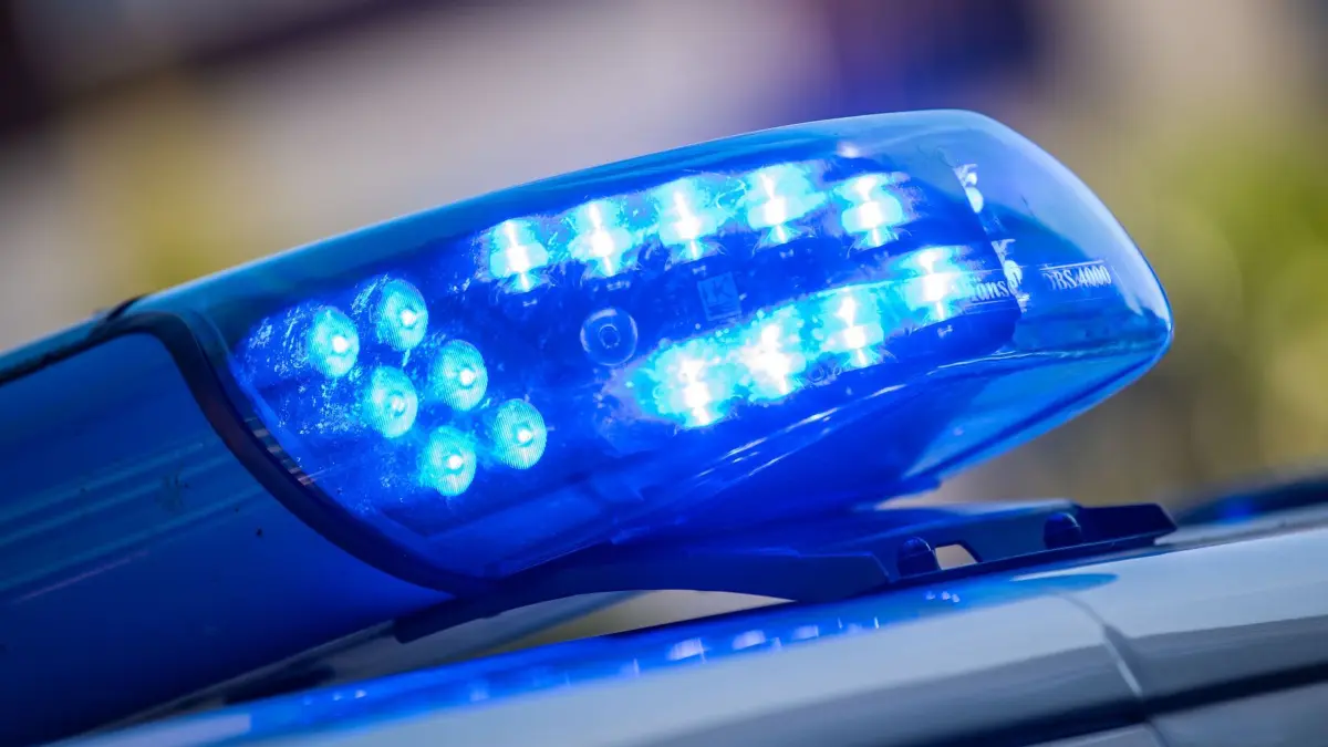 Polizei: SYMBOLBILD - 11.08.2022, Niedersachsen, Vechta: Ein Blaulicht ist auf dem Dach eines Polizeifahrzeugs zu sehen. (zu dpa: «Mann will Streit schlichten und verletzt sich dabei schwer») Foto: Lino Mirgeler/dpa +++ dpa-Bildfunk +++