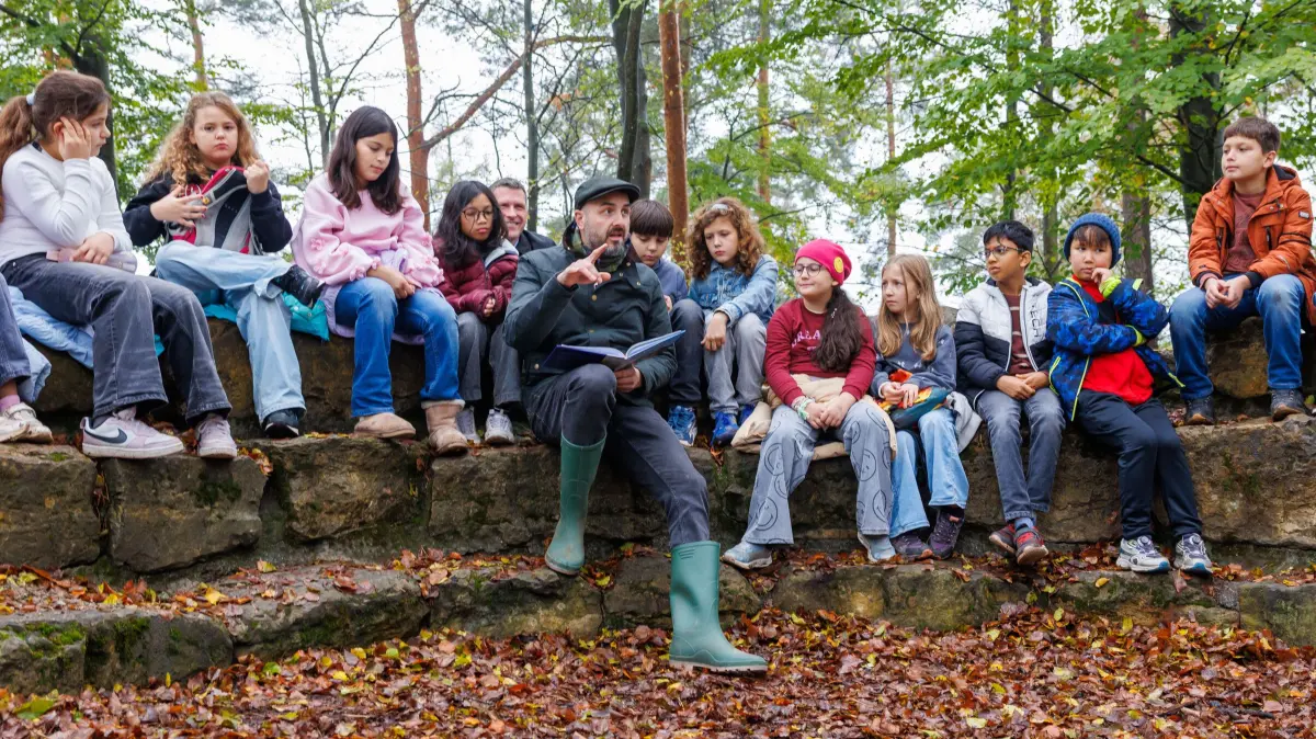 Märchen Ritter Bobilo: Böblingen, Jan-Philipp Schlecht liest sein Märchen vom *Ritter Bobilo* vor Viertklässlern der Erich-Kästner-Schule BB