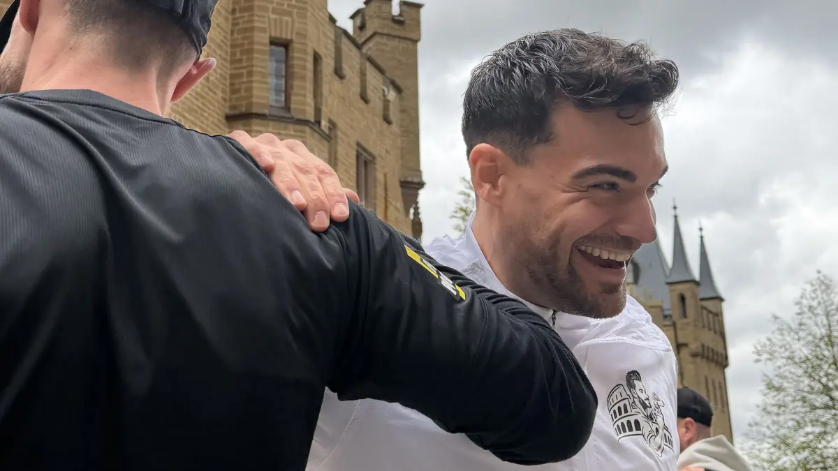 Stefano Zarrella bereitet sich mit Aufwärmübungen auf den Start des Laufs nach Rom vor.