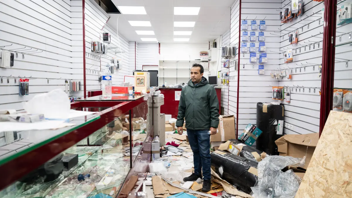 Shops Looted After the October 17th Demonstration - Paris AJ: Shops Looted After the October 17th Demonstration - Paris AJ This photo shows the Owner of the store Lyca Mobile at the Boulevard de Magenta store after it has been looted, ransacked, and vandalized on October 19, 2026 two days after riots and looting occurred pillage on the sidelines of nationwide cost-of-living demonstrations. Photo by Alexis Jumeau/ABACAPRESS.COM Paris France PUBLICATIONxNOTxINxFRAxUK Copyright: xJumeauxAlexis/ABACAx