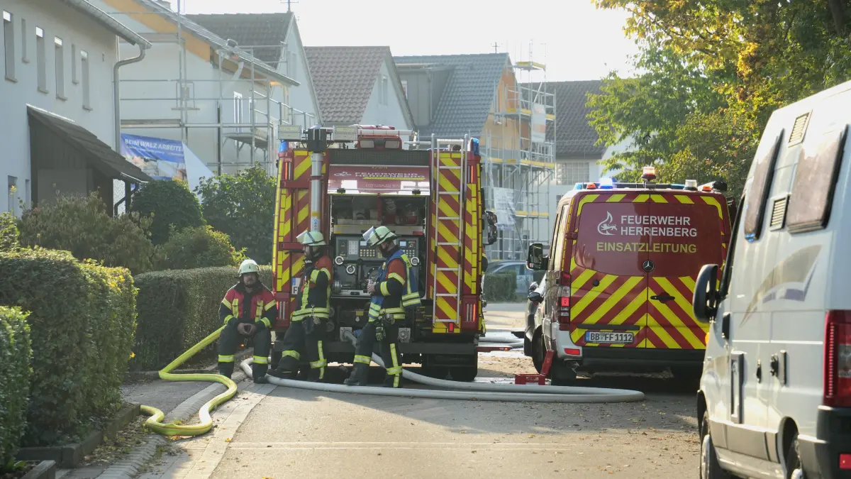 Zi einem Vollbrand einer Gartenhuette kam es am Montagnachmittag in Herrenberg. Nach ersten Informationen der Feuerwehr brannte das Gartenhaus lichterloh beim Eintreffen der ersten Einsatzkraefte. Nachdem eine schwer Verletzte Person dem Rettungsdienst uebergeben wurde wurde umgehend die Brandbekaempfung eingeleitet. Das Gartenhaus wurde trotzdem ein Raub der Flammen. Auf dem Grundstueck befanden sich auch zwei Gasflaschen.