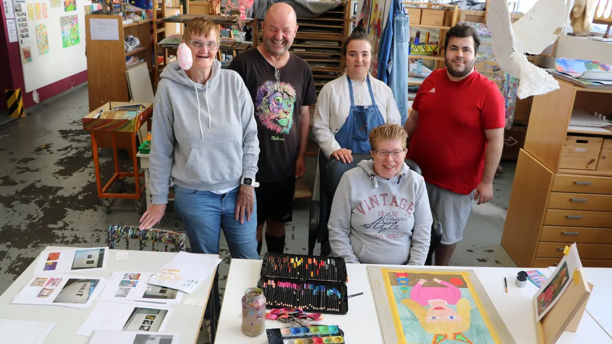 Künstlerinnen und Künstler der Kreativen Werkstatt zeigen ihre Werke bei der Jubiläumsausstellung und werden bei der Vernissage anwesend sein.