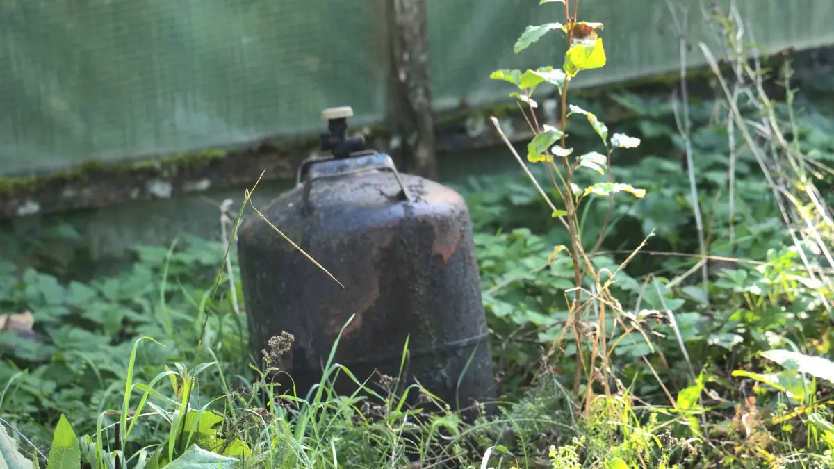 Zi einem Vollbrand einer Gartenhuette kam es am Montagnachmittag in Herrenberg. Nach ersten Informationen der Feuerwehr brannte das Gartenhaus lichterloh beim Eintreffen der ersten Einsatzkraefte. Nachdem eine schwer Verletzte Person dem Rettungsdienst uebergeben wurde wurde umgehend die Brandbekaempfung eingeleitet. Das Gartenhaus wurde trotzdem ein Raub der Flammen. Auf dem Grundstueck befanden sich auch zwei Gasflaschen.