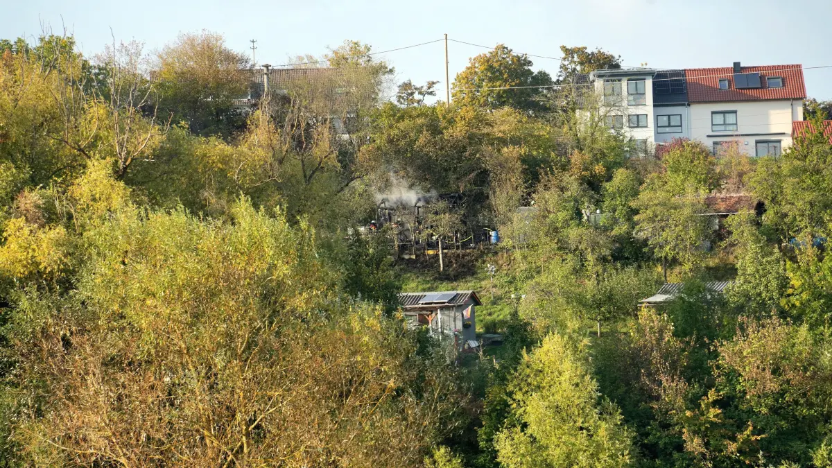 Zi einem Vollbrand einer Gartenhuette kam es am Montagnachmittag in Herrenberg. Nach ersten Informationen der Feuerwehr brannte das Gartenhaus lichterloh beim Eintreffen der ersten Einsatzkraefte. Nachdem eine schwer Verletzte Person dem Rettungsdienst uebergeben wurde wurde umgehend die Brandbekaempfung eingeleitet. Das Gartenhaus wurde trotzdem ein Raub der Flammen. Auf dem Grundstueck befanden sich auch zwei Gasflaschen.