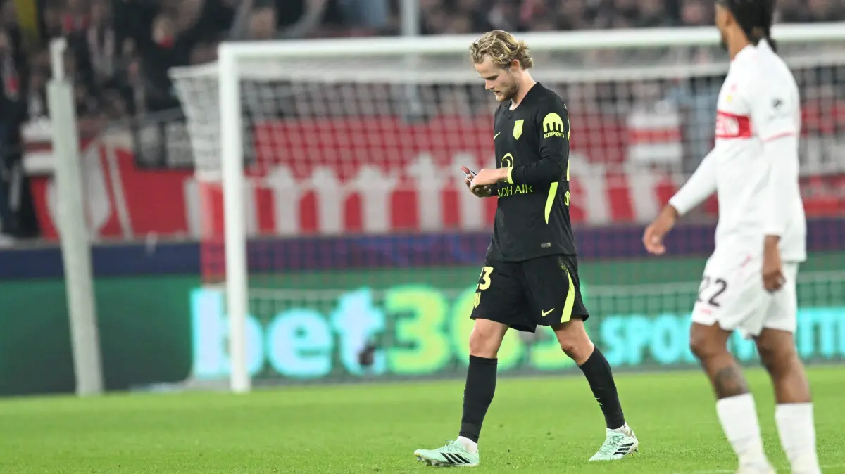 FBL-EUR-C1-STUTTGART-ATLETICO MADRID: Atletico Madrid's Danish midfielder #23 Morten Hjulmand leaves the pitch after being shown a red card during the UEFA Champions League football match VfB Stuttgart v Atletico Madrid in Stuttgart, southern Germany, on October 20, 2026. (Photo by THOMAS KIENZLE / AFP)