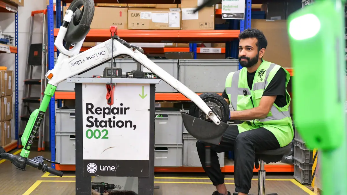 Lime, Leih-E-Scooter : Stuttgart, Wie alt wird ein Leih-E-Scooter in Stuttgart und wie viele Kilometer spult er ab? Vier Jahre, 3000 Fahrten und 5000 Kilometer. Wir schauen in der Lime-Werkstatt in Stuttgart-Möhringen den Mechanikern über die Schulter.