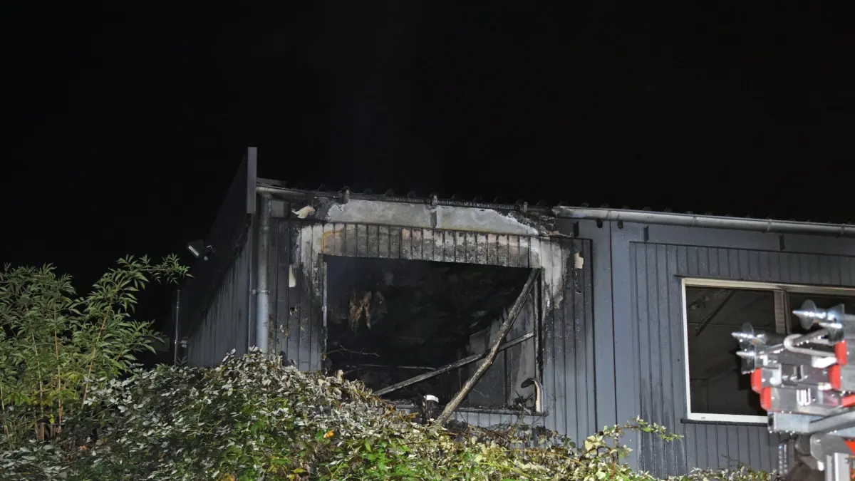 Der Integrierte Leitstelle Stuttgart wurde am Dienstagabend gegen 20:50 Uhr ein Brand in der Salzwiesenstrasse in Stuttgart-Zuffenhausen gemeldet worden. Nach eintreffen der ersten Feuerwehrkraeften wurde das Alarmstichwort umgehend auf einen 2.Alarm erhoeht. Die Feuerwehr Stuttgart hatte zwei Loeschrohre zur Brandbekaempfung eingesetzt und konnte den Brand rasch Loeschen, und Nachloescharbeiten durchfuehren. Gegen 21:30 Uhr war das Feuer geloescht. Von der Berufsfeuerwehr Stuttgart waren zwei Loeschzuege der Feuerwachen Stuttgart-Bad Cannstatt und Feuerbach mit 24 Einsatzkraeften im Einsatz, die Feuerwehr Stuttgart-Stammheim war mit zwei Loeschfahrzeugen im Einsatz zudem kamen mehrere Sonderfahrzeuge von anderen Wachen der Berufsfeuerwehr zum Einsatz. Der Rettungsdienst war mit einen Notarzt sowie 3 Rettungswagen in Bereitstellung. Ueber verletzte Personen ist nichts bekannt. Die Polizei hatte mehrere Streifenbesatzungen im Einsatz. Wie es zum Brand gekommen ist wird durch die Polizei Ermittelt. Der Sachschaden beziffert man auf mehrere 10.000 € der Einsatz dauert Stand 22:00 Uhr weiter an.