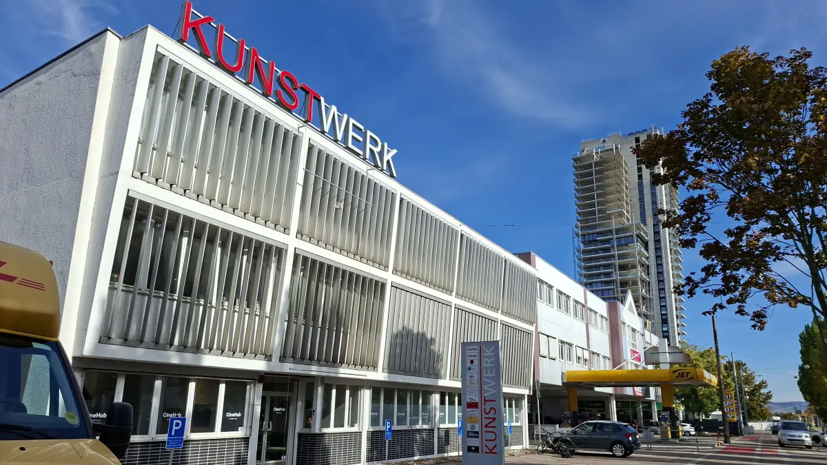 Das Kunst-Werk Fellbach mit imposanter Fassade zur Schorndorfer Straße hin – im Hintergrund der weithin bekannte Schwabenlandtower.