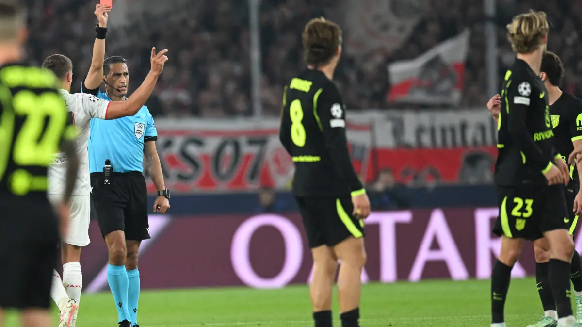 FBL-EUR-C1-STUTTGART-ATLETICO MADRID: Dutch referee Serdar Gozubuyuk shows a red card to Atletico Madrid's Danish midfielder #23 Morten Hjulmand during the UEFA Champions League football match VfB Stuttgart v Atletico Madrid in Stuttgart, southern Germany, on October 20, 2026. (Photo by THOMAS KIENZLE / AFP)