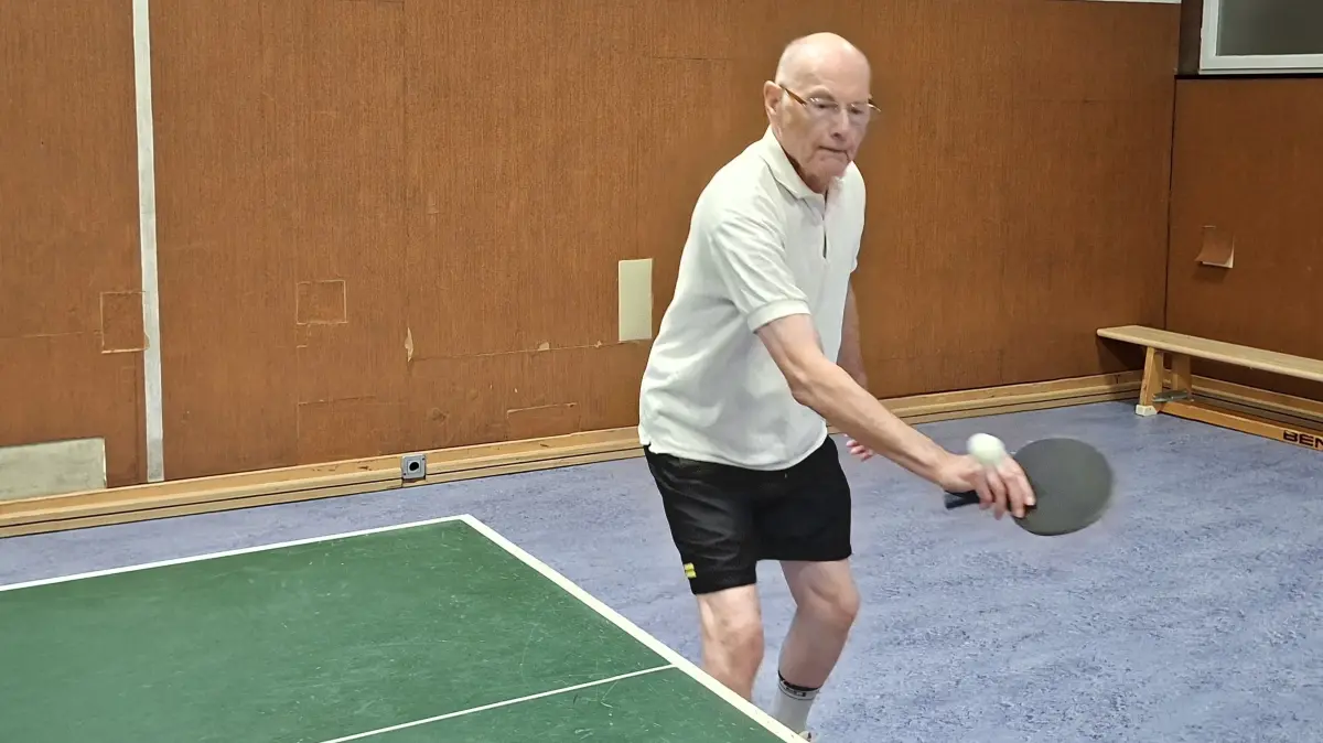 Alois Kappus steht mit 90 Jahren noch regelmäßig an der Tischtennisplatte