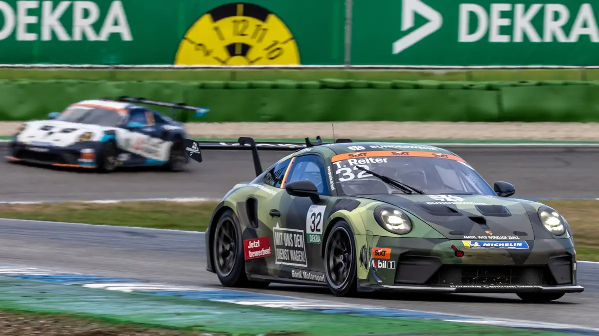 Motorsportler Tim Reiter behauptete sich beim Saisonfinale des Porsche Sixt Carrera Cup Deutschland auf dem Hockenheimring erneut im stark besetzten Fahrerfeld.