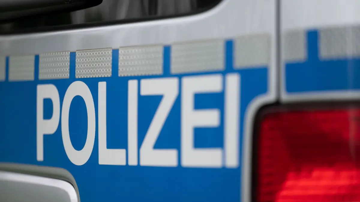 Symbolbild Polizeiauto: Das Wort Polizei ist auf einem Fahrzeug der Polizei zu sehen. (zu dpa: «Unbekannter stiehlt 400 Kilo Fische aus Weiher»)