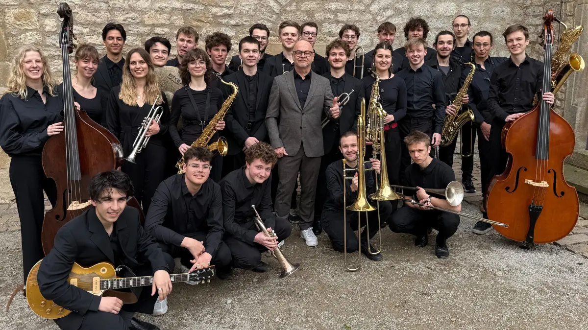 Das Landesjugendjazzorchester unter Leitung des Schöckinger Musikprofessors Klaus Graf (Mitte) kommt am 29. Oktober um 19.30 Uhr in die Leonberger Steinturnhalle.