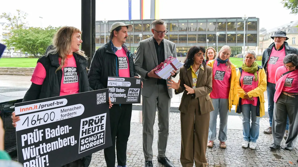 PRÜF, Landtag: Stuttgart, vor dem Landtag.
Soll sich die Landesregierung via Bundesrat für ein Verbot der AfD einsetzen? Initiative überreicht Unterschriftensammlung am Landtag, u.a. mit Andreas Schwarz und M. Aras.