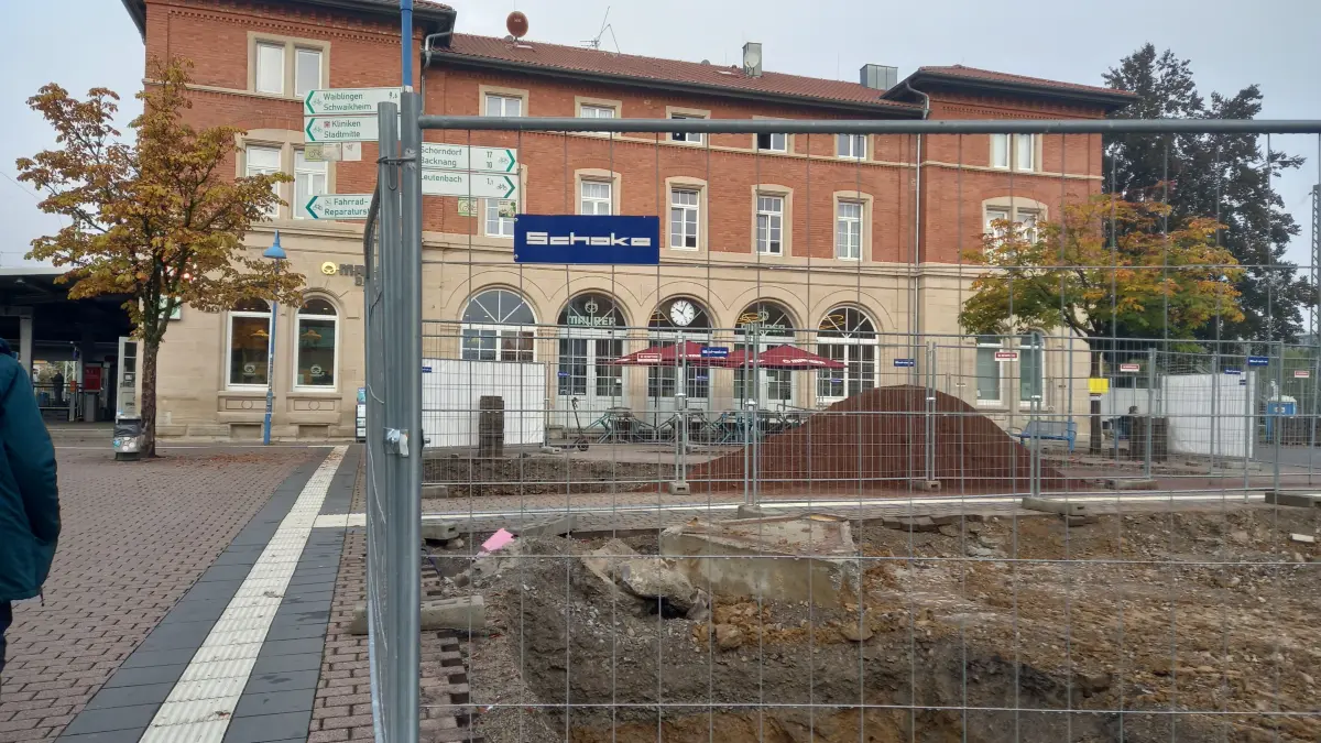 Der Bahnhofsvorplatz in Winnenden wird grüner und soll Pendler besser vor Hitze schützen.