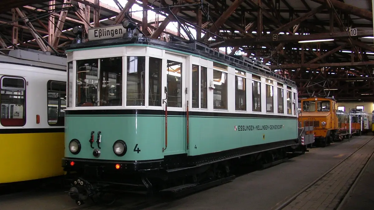 Die türkisgrünen Wagen der Überlandstraßenbahnlinie Esslingen-Nellingen-Denkendorf gehörten von 1926 bis 1978 zum gewohnten Stadtbild.