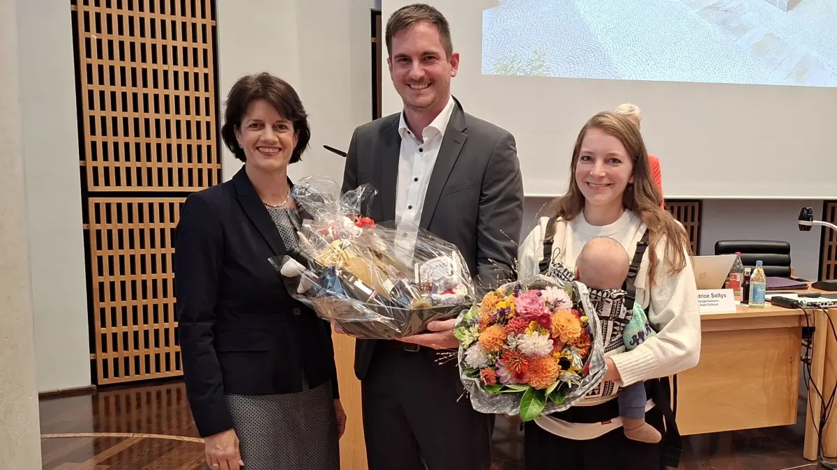 Amtseinführung in Fellbach: OB Gabriele Zull, Fellbachs neuer Erster Bürgermeister Tim Deininger und seine Gattin Nicole Rieg mit dem dreimonatigen Söhnchen Marlon.