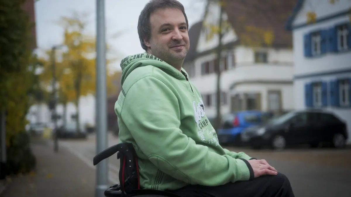 Ayasse: Ditzingen Heimerdingen - Samuel Ayasse ist auf den Rollstuhl angewiesen und hat einen Sprachfehler. Er will arbeiten, findet aber keinen Job. Die Agentur für Arbeit macht ihm angesichts des flächendeckenden Stellenabbaus wenig Hoffnung.