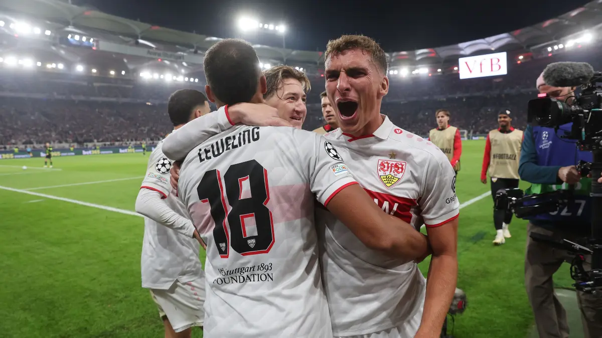 BAU // Stuttgart , Fußball UEFA Champions League VfB Stuttgart vs. Atletico Madrid , Jubel Stuttgart nach dem Tor zum 1 . 0 von Jamie Leweling , rechts: Grischa Prömel