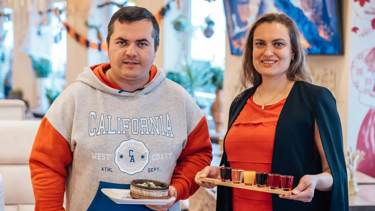 Ukrainisches Restaurant Töpfle in S-Wangen: 20.10.2026, Stuttgart: Artur Maltsev und Natalija Duchenko stehen in ihrem Ukrainischen Restaurant „Töpfle“ in Stuttgart-Wangen. Es ist das zweite Ukrainische Restaurant der Eigentümer in Stuttgart. Foto: Lichtgut/Christoph Schmidt