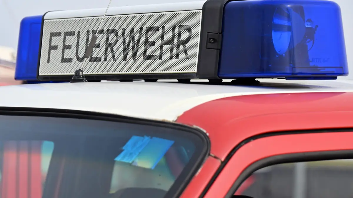 Die Feuerwehr ist im Einsatz.: ARCHIV - 29.03.2022, Thüringen, Erfurt: «Feuerwehr» steht auf einem Fahrzeug. (zu dpa: «Haus in Flammen – 97-Jährige bringt sich in Sicherheit») Foto: Martin Schutt/dpa-Zentralbild/dpa +++ dpa-Bildfunk +++
