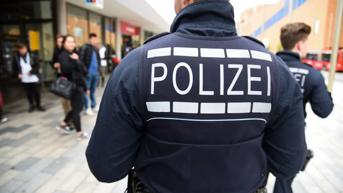 Polizisten auf dem Bahnhofsvorplatz