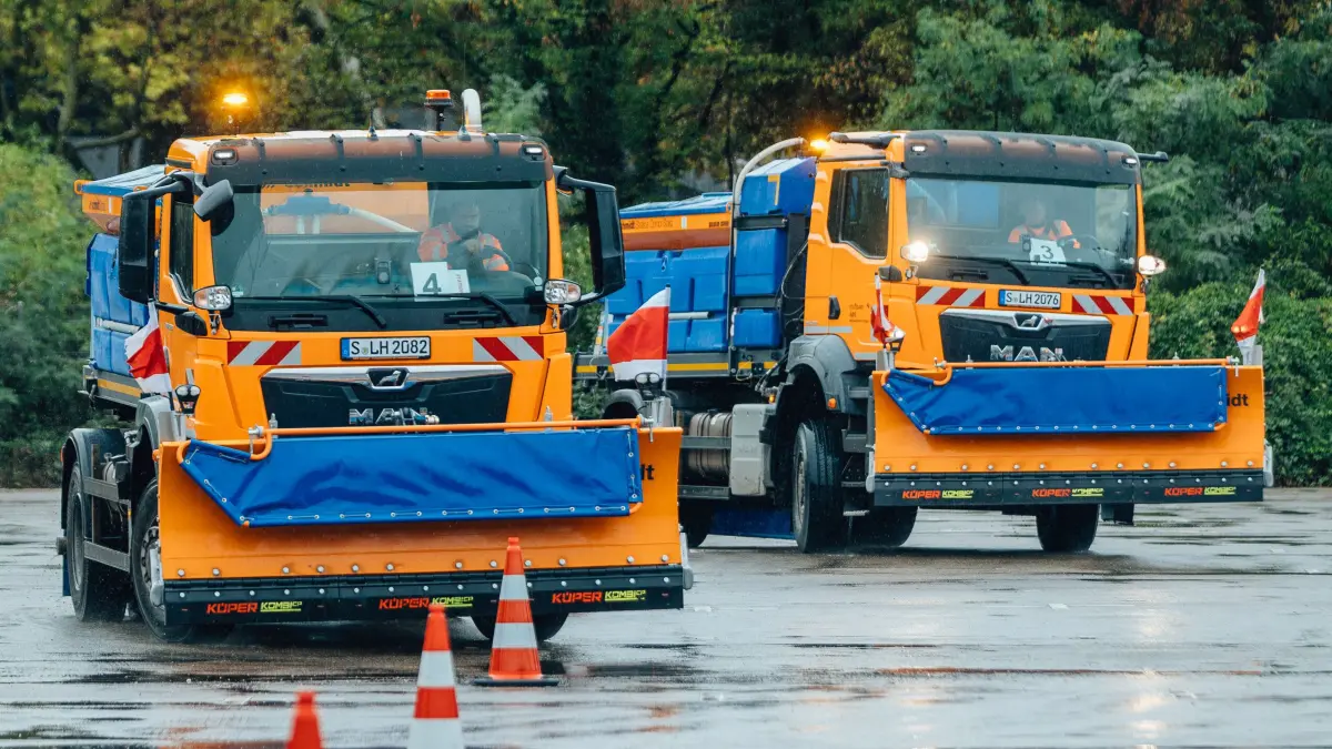 Fahrsicherheitstraining für Streu- und Räumfahrzeuge: 21.10.2026, Stuttgart: Auf einem Parkplatz nahe dem Stadion findet ein Fahrsicherheitstraining für Streu- und Räumfahrzeuge statt. Hierbei wird eine Gefahrenbremsung (Vollbremsung) geübt.