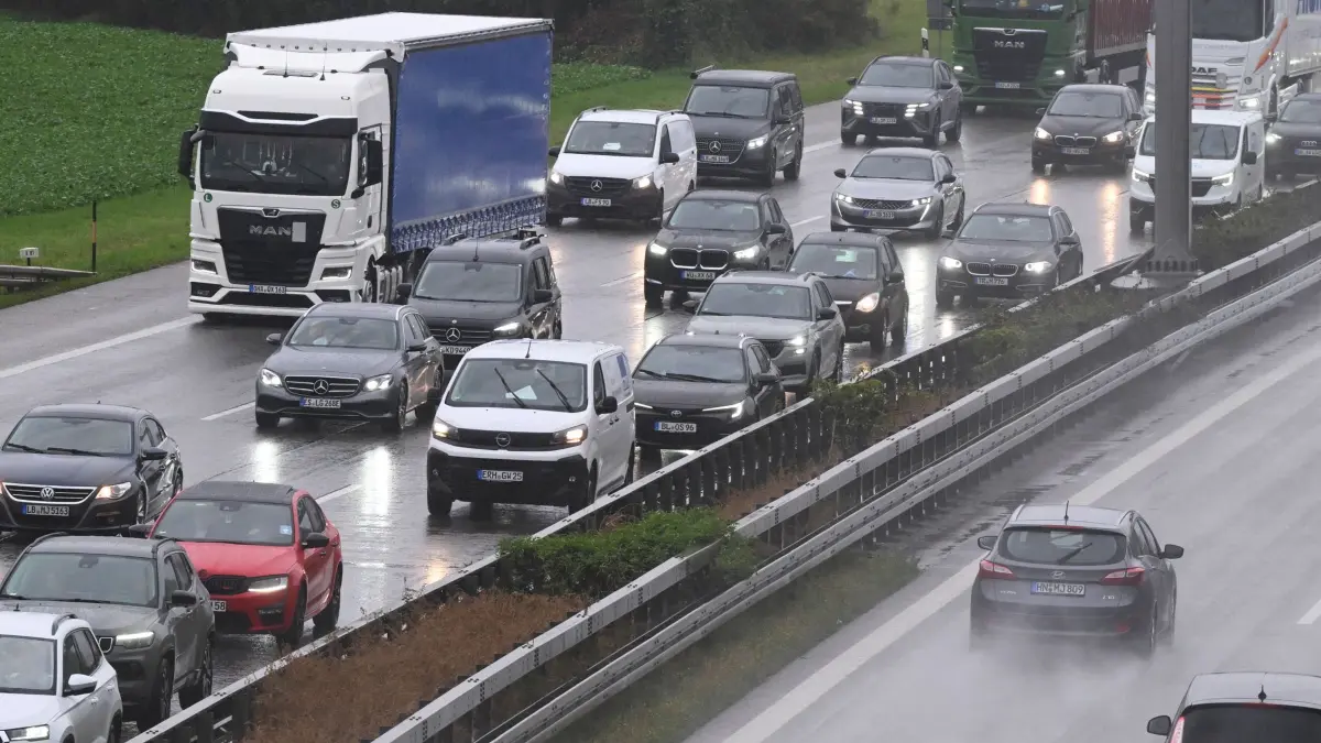 Vor dem Start der Herbstferien in Baden-Württemberg - Verkehr: 21.10.2026, Baden-Württemberg, Pleidelsheim: Dichter Verkehr bei regnerischem Herbstwetter herrscht auf der Autobahn 81. Am 24. Oktober starten in Baden-Württemberg die Herbstferien. Foto: Bernd Weißbrod/dpa +++ dpa-Bildfunk +++