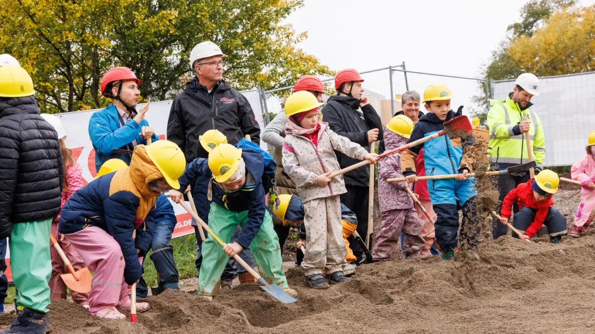 Zentrum am Murkenbach : Böblingen, Spatenstich für den Neubau „Zentrum am Murkenbach“ (Murkenbachweg 38) in Böblingen. Wo einst ein evangelisches Gemeindehaus stand, sollen im Neubau eine Kindertagesstätte, ein Stadtteiltreff und eine betreute Spielgruppe unterkommen.