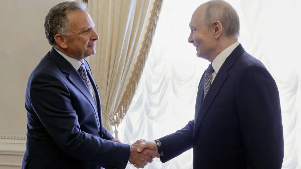 Ukraine-Krieg: Putin beginnt Gespräche mit US-Unterhändlern: Auf diesem von der staatlichen russischen Nachrichtenagentur Sputnik via AP veröffentlichten Foto empfängt der russische Präsident Wladimir Putin (r) Steve Witkoff, Sonderbeauftragter des US-Präsidenten Trump, vor den Gesprächen im Konstantin-Palast in Strelnya. (zu dpa: «Russland zu neuem Dreiertreffen mit USA und Ukraine bereit»)