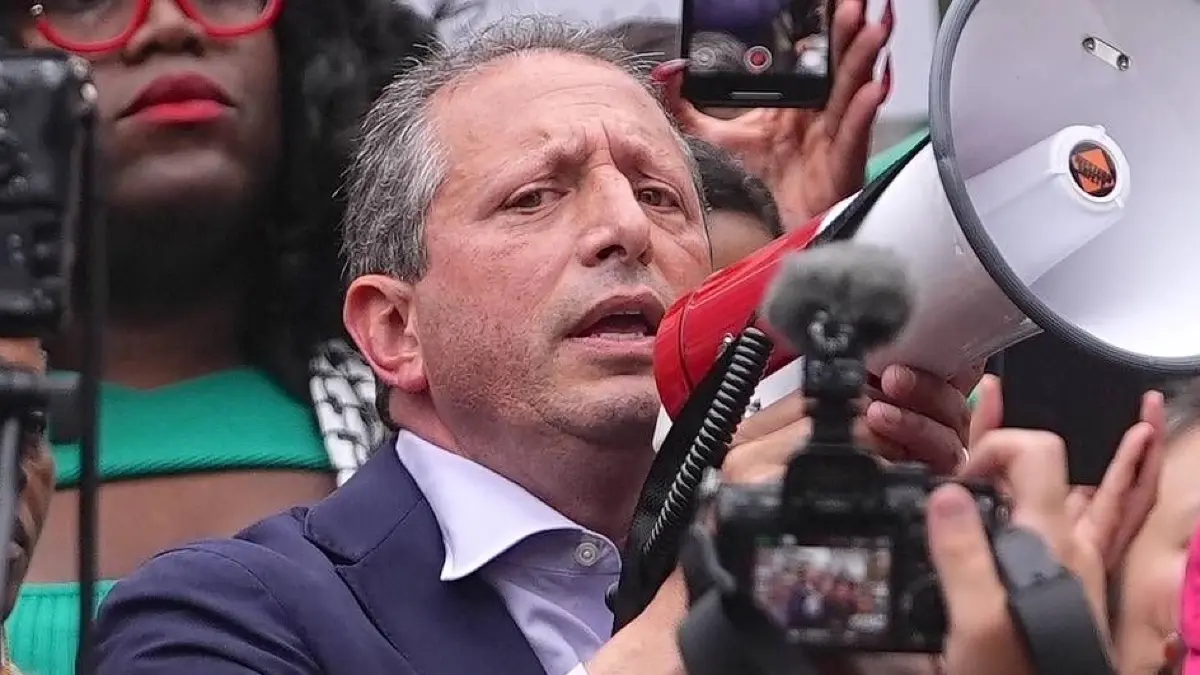 News Bilder des Tages New York City comptroller and mayoral candidate Brad Lander released after arrest by ICE NEW YORK, UNITED STATES - JUNE 17: New York City mayoral candidate and city comptroller Brad Lander who was arrested outside a federal immigration courtroom by Immigration and Customs Enforcement ICE officers on June 17, 2025, talks to his pro-immigrant supporters after he was released after being held for over four hours in New York City, United States. Hundreds of supporters rally in Foley Square after Brad Lander arrested by ICE. Selcuk Acar / Anadolu New York United States. Editorial use only. Please get in touch for any other usage. PUBLICATIONxNOTxINxTURxUSAxCANxUKxJPNxITAxFRAxAUSxESPxBELxKORxRSAxHKGxNZL Copyright: x2025xAnadoluxSelcukxAcarx