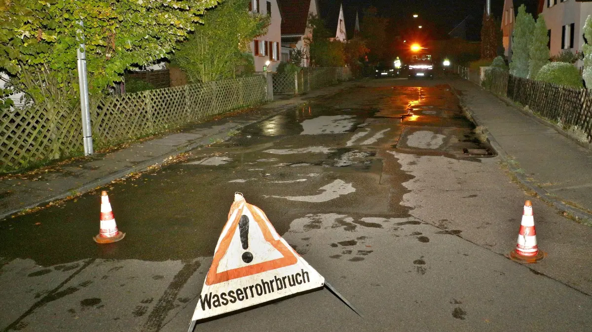 19.10.2026: Am Abend des 19.10.2025 kam es gegen 21:30 Uhr in der Staudtstraße in Korntal zu einem Wasserrohrbruch. Anwohner alarmierten Polizuei und Feuerwehr als sie bemerkten, dass Wasser und Schlamm aus Löchern in der Fahrbahndecke austrat. Die Staudtstraße musste gesperrt werden, noch in der Nacht wurde die schadhafte Stelle durch eine Notgrabung provisorisch geflickt, da der komplette Straßenzug ohne Wasserversorgung war. Bereits im Mai hatte ein Rohrbruch in der Apfelallee für Aufsehen gesorgt, als sich mitten in der Straße plötzlich ein Loch auftat. Laut Baustellenkalender ( https://www.nussbaum.de/entdecken/news/baustellenkalender-3586747 ) hatte es auch im Juli drei Wasserrohrbrüche gegeben, Anwohner berichteten von ähnlichen Vorfällen von denen sie wussten. Am Dienstagmorgen war in der Staudtstraße eine Baugrube zu sehen, die Straße dadurch nur halbseitig befahrbar.
Foto: KS-Images.de/Andreas Rometsch