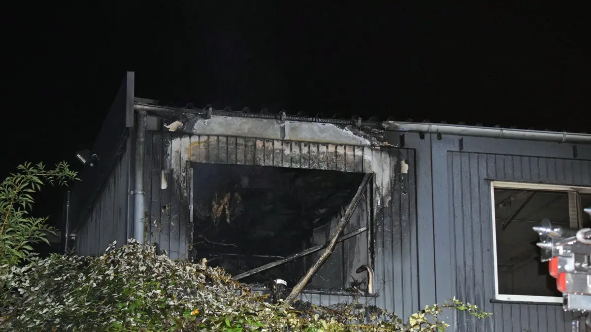 Der Integrierte Leitstelle Stuttgart wurde am Dienstagabend gegen 20:50 Uhr ein Brand in der Salzwiesenstrasse in Stuttgart-Zuffenhausen gemeldet worden. Nach eintreffen der ersten Feuerwehrkraeften wurde das Alarmstichwort umgehend auf einen 2.Alarm erhoeht. Die Feuerwehr Stuttgart hatte zwei Loeschrohre zur Brandbekaempfung eingesetzt und konnte den Brand rasch Loeschen, und Nachloescharbeiten durchfuehren. Gegen 21:30 Uhr war das Feuer geloescht. Von der Berufsfeuerwehr Stuttgart waren zwei Loeschzuege der Feuerwachen Stuttgart-Bad Cannstatt und Feuerbach mit 24 Einsatzkraeften im Einsatz, die Feuerwehr Stuttgart-Stammheim war mit zwei Loeschfahrzeugen im Einsatz zudem kamen mehrere Sonderfahrzeuge von anderen Wachen der Berufsfeuerwehr zum Einsatz. Der Rettungsdienst war mit einen Notarzt sowie 3 Rettungswagen in Bereitstellung. Ueber verletzte Personen ist nichts bekannt. Die Polizei hatte mehrere Streifenbesatzungen im Einsatz. Wie es zum Brand gekommen ist wird durch die Polizei Ermittelt. Der Sachschaden beziffert man auf mehrere 10.000 € der Einsatz dauert Stand 22:00 Uhr weiter an.