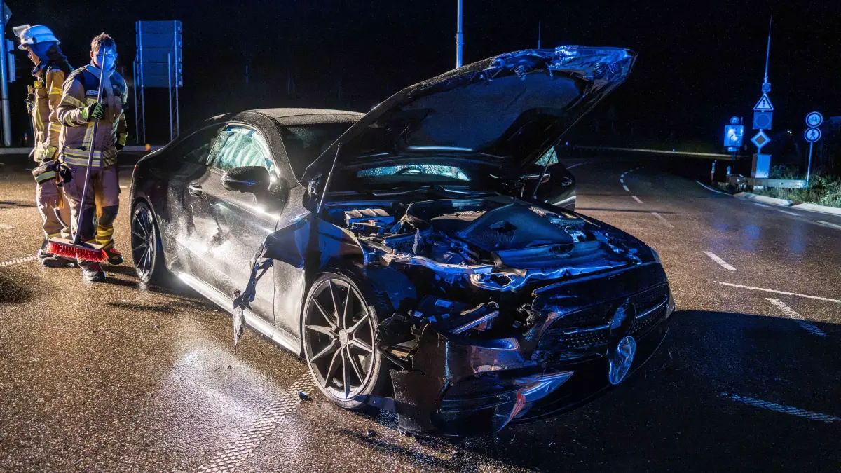 Am spaeten Mittwochabend kam es auf der Doeffinger Strasse im Kreuzungsbereich der Muehlaeckerstrasse zu einem Verkehrsunfall mit zwei beteiligten Pkw.<br />
<br />
Nach ersten Informationen ist der genaue Unfallhergang bislang noch unklar. Mutmasslich koennte es sich um einen Vorfahrtsunfall handeln. Die Polizei hat die Ermittlungen zur Unfallursache aufgenommen.<br />
<br />
Bei dem Zusammenstoss wurden zwei Personen verletzt. Beide Verletzten wurden vom Rettungsdienst in umliegende Krankenhaeuser gebracht.<br />
<br />
Waehrend der Unfallaufnahme musste die Kreuzung teilweise fuer den Verkehr gesperrt werden. Beide beteiligten Fahrzeuge waren nicht mehr fahrbereit und mussten abgeschleppt werden.<br />
<br />
Weitere Informationen zum Unfallhergang und zur Hoehe des entstandenen Sachschadens liegen derzeit noch nicht vor.