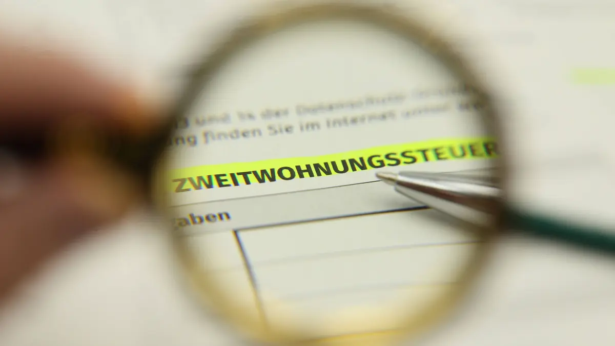 Auf einem Schreibtisch liegt ein Mantelbogen für die Erklärung zur Zweitwohnungssteuer. Symbolbild/Symbolfoto. Schnelsen Hamburg *** A form for the declaration of second home tax lies on a desk Symbol image Symbol photo Schnelsen Hamburg