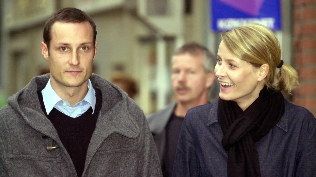 Haakon und Mette-Marit bei einem Spaziergang in der Osloer Innenstadt im Oktober 2000.