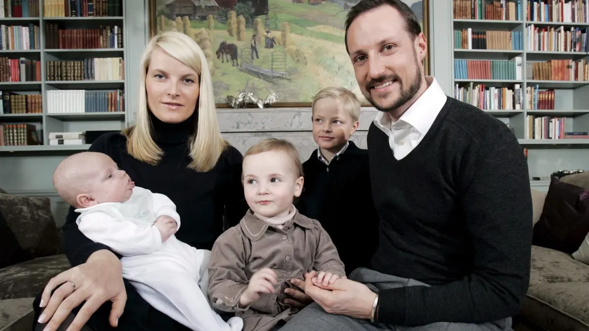 Haakon (rechts) und Mette-Marit (links) posieren 2006 in ihrem Haus in Skaugum bei Oslo gemeinsam mit ihrer Familie für die Fotografen. Das Bild zeigt (von links nach rechts) den kleinen Sverre Magnus, Mette-Marit, die heutige Kronprinzessin Ingrid Alexandra, Mette-Marits Sohn Marius und Haakon.