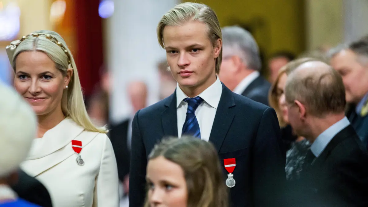 Mette-Marit (l) und ihr Sohn Marius Borg Hoiby bei einer Gala im Jahr 2016.