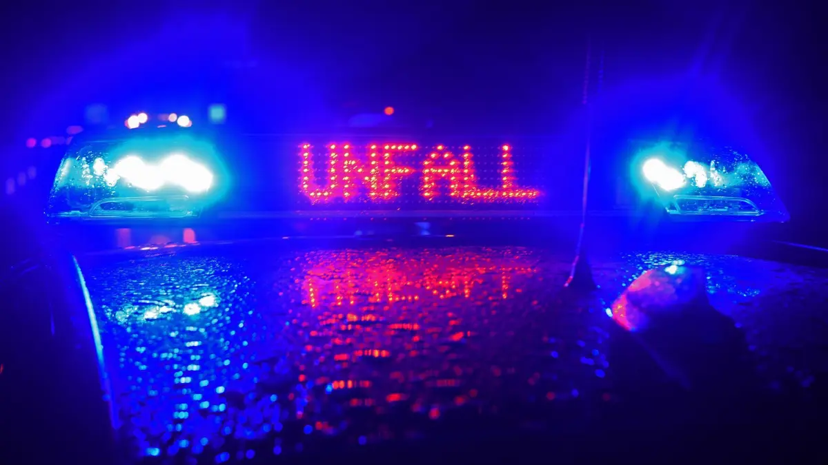 Unfall: ARCHIV - 19.08.2019, Bayern, Leipheim: "Unfall" in roten LED-Leuchtbuchstaben steht zwischen zwei Blaulichtern auf dem Dach eines Polizeiwagens. (zu dpa: «Verlorener Reifen verursacht Unfall - drei Verletzte») Foto: Stefan Puchner/dpa +++ dpa-Bildfunk +++