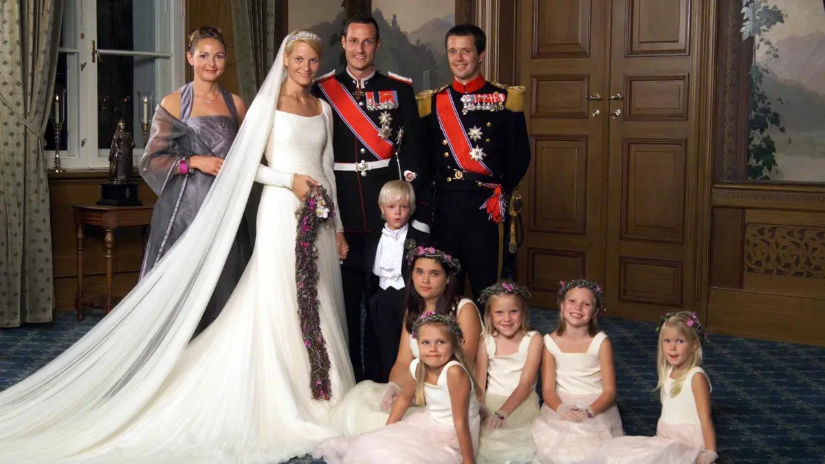 Mette-Marit und Haakon posieren frischverheiratet für ein Hochzeitsbild. Auch Mette-Marits Sohn Marius ist dabei. Dänemarks heutiger König Frederik war Trauzeuge.