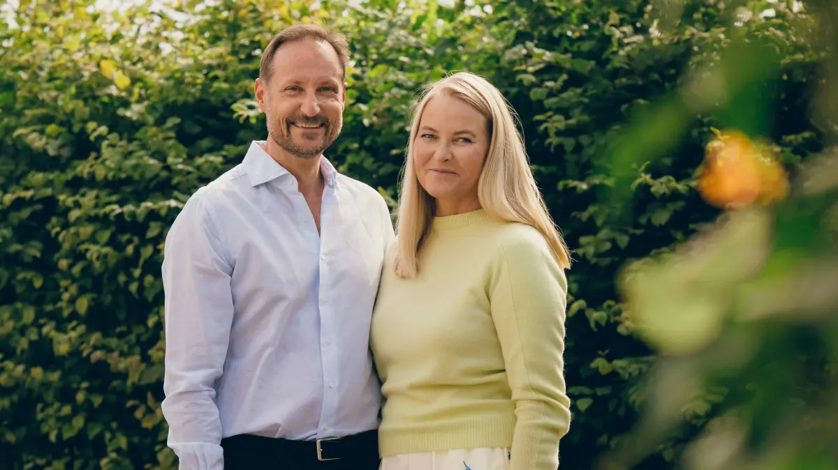 Haakon (l) und Mette-Marit feierten am 25. August 2026 Silberhochzeit. Hier sind die beiden in ihrem Zuhause, Schloss Skaugum zu sehen.