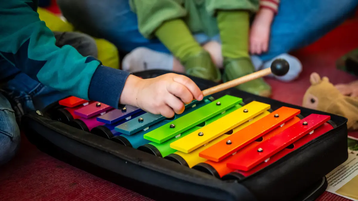 Inklusion im Kindergarten Arche in Mülheim an der Ruhr ** NUR FÜR REDAKTIONELLE ZWECKE ** EDITORIAL USE ONLY **Ein Kind spielt am Montag, 06.05.2024, im evangelischen Kindergarten Arche in Mülheim an der Ruhr im Rahmen der musikalischen Früherziehung auf einem bunten Glockenspiel. Deutschland NRW Mülheim an der Ruhr Copyright: MartinxMöller *** Inclusion at the Arche kindergarten in Mülheim an der Ruhr FOR EDITORIAL PURPOSES ONLY EDITORIAL USE ONLY p A child plays a colorful glockenspiel as part of early musical education at the Arche Protestant kindergarten in Mülheim an der Ruhr on Monday, 06 05 2024 Germany NRW Mülheim an der Ruhr Copyright MartinxMöller Copyright: MartinxMöller doc7vbl4qxikgnq0m0b7ii ,EDITORIAL USE ONLY