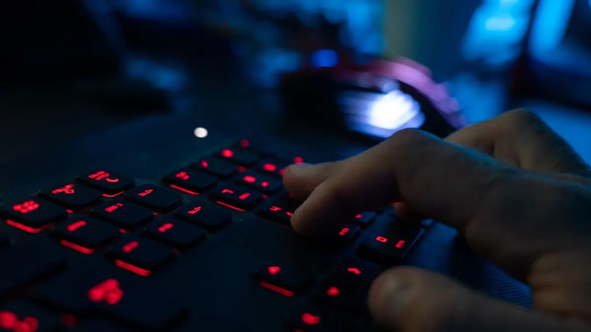 Cyberangriff: Ein Mann sitzt am Rechner und tippt auf einer Tastatur. (Symbolbild) (zu dpa: «Shutdown: Behörden teilweise wieder online - Städte offline»)