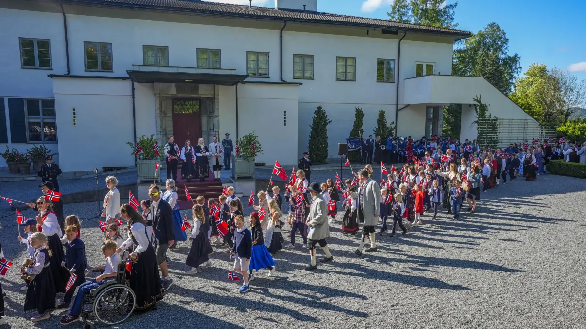 Mette-Marit, Haakon, Prinz Sverre Magnus und Prinzessin Ingrid Alexandra begrüßen in Skaugum, der Residenz der Familie, den Kinderumzug während der Feierlichkeiten am 17. Mai.