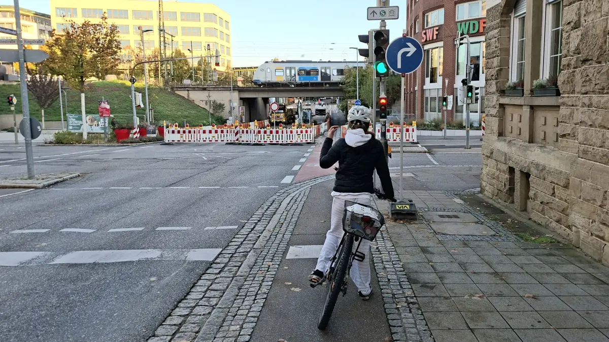 Vor der Bahnunterführung Fellbach: Darf die junge Radlerin nun geradeaus fahren, wie die Miniampel suggeriert, oder muss sie nach rechts, wie es der Pfeil auf dem Schild vorschreibt?