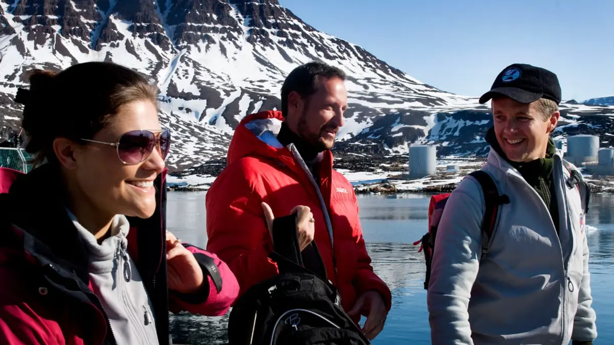Gemeinsam mit Prinzessin Victoria von Schweden (links) und dem heutigen König Frederik X. von Dänemark (rechts) wollte Haakon mit einem Besuch in Grönland im Jahr 2009 den Fokus auf den Klimawandel in der Arktis richten.