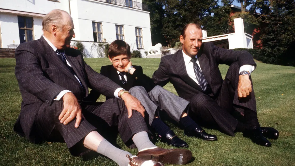 Haakon (Mitte) mit seinem Großvater König Olav (links) und seinem Vater, dem damaligen Kronprinzen Harald.